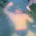 Vídeo desesperador mostra atleta mergulhando em lago congelado e ficando preso embaixo d'água