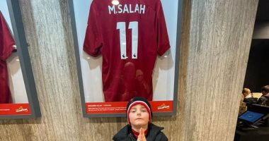 طفل يبكى بعد رؤية محمد صلاح لأول مرة من مدرجات ملعب ليفربول