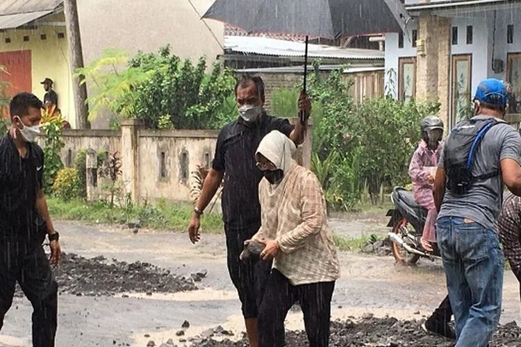 Kunjungi Wilayah Terdampak Erupsi Semeru, Risma Rela Hujan-hujanan Bantu Perbaikan Jalan