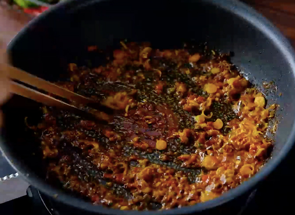 Làm sa tế nấu bún bò