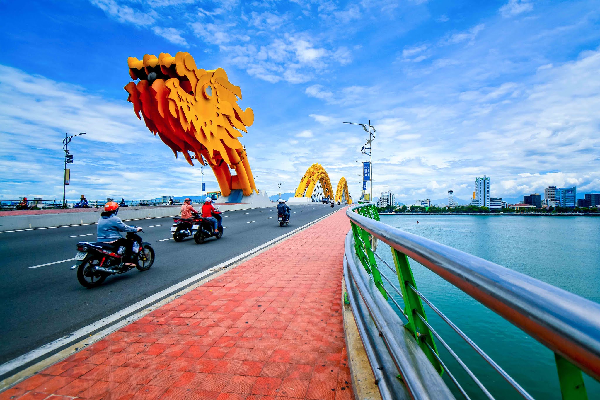 Cầu Rồng Đà Nẵng vào một ngày thời tiết trong xanh. Hình ảnh: Khoi Studio.