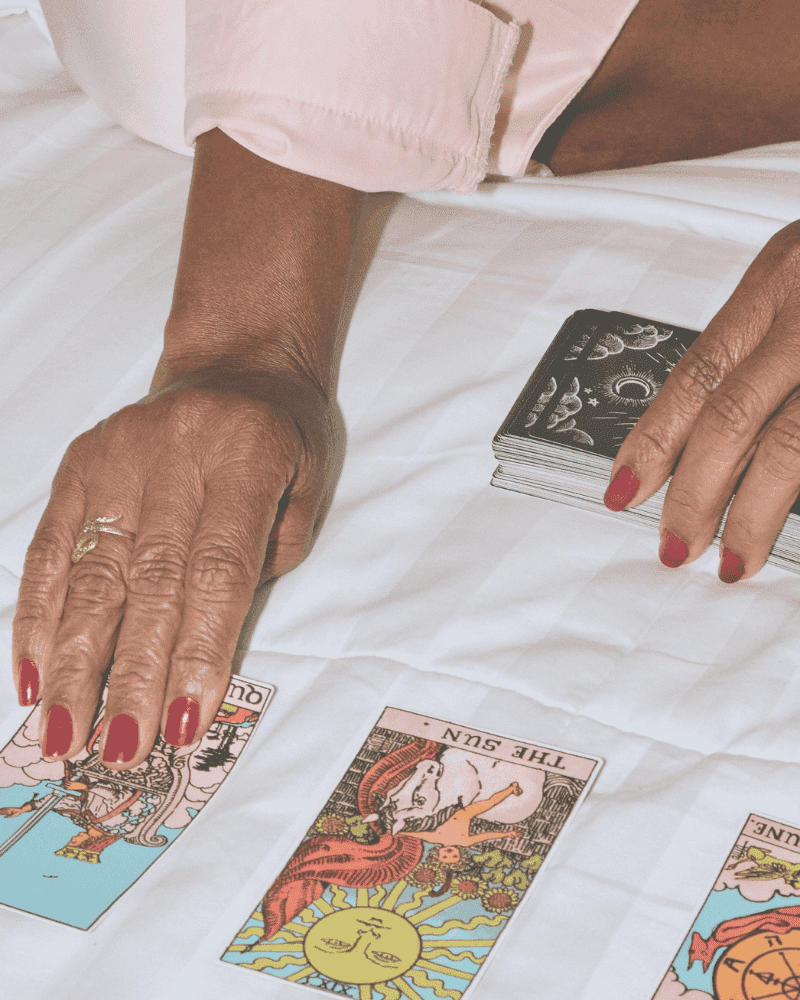 Mujer leyendo el tarot