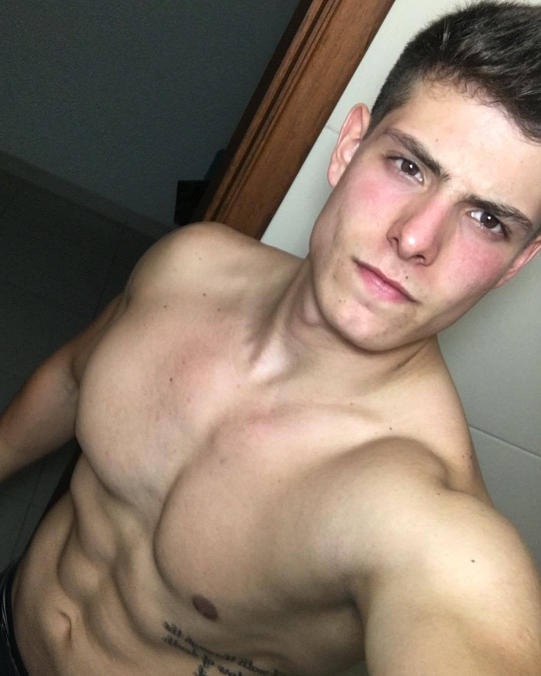 sexy-shirtless-young-guys-selfies