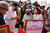 Menko Airlangga Disambut Histeris Emak-Emak Saat Operasi Pasar di Salatiga