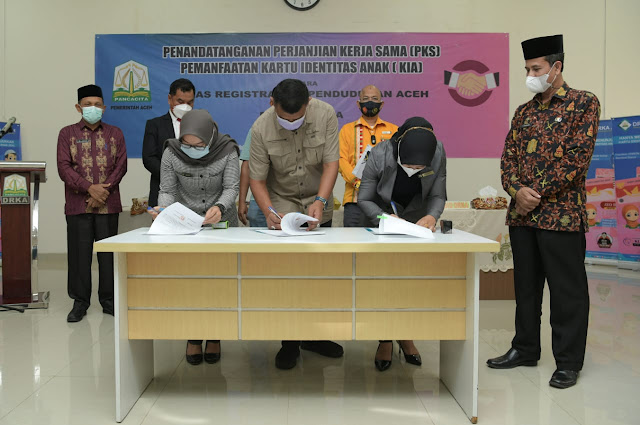 Asisten Pemerintahan dan Keistimewaan Sekda Aceh, M Jafar, bersama Kadis DRKA, Syarbaini menyaksikan penandatanganan kerja sama pemanfaatan Kartu Identitas Anak (KIA) antara Dinas Registrasi Kependudukan Aceh (DRKA) bersama sepuluh pengelola usaha, di Kantor DRKA, Banda Aceh, Kamis, (17/2/2022) .