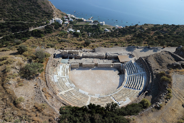 Αρχαίο θέατρο Μήλου, άποψη από Β (αεροφωτογραφία Κ. Ξενικάκης)
