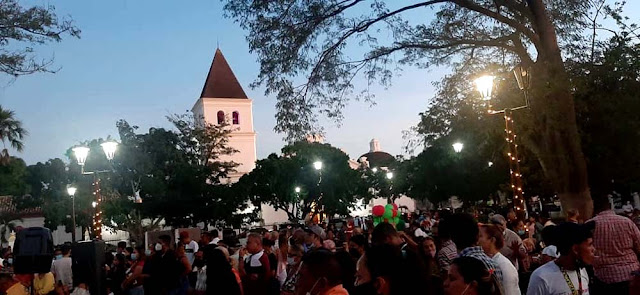 A esta hora se lleva a cabo el encendido de la Plaza Bolívar de Carora, una actividad promovida por la Asociación Civil Cantón Carora a propósito propósito inicio del mes de diciembre.