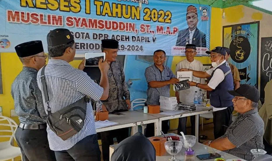 Muslim DPRA Serahkan Bantuan Alat Komunikasi untuk Dukung Kinerja Para Pekerja Sosial