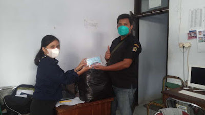 Karang Taruna Kecamatan Pituruh, Bagikan Paket Masker dan Vitamin