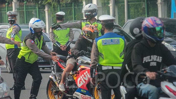 Bolehkah Polisi Memeriksa HP Orang Lain Saat Patroli atau Razia di Jalan?