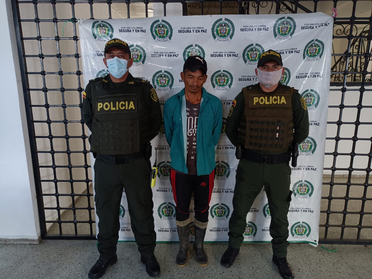 https://www.notasrosas.com/Policía Cesar detiene a un hombre en Pueblo Bello, por Rebelión y Acceso Carnal Abusivo con Menor de 14 Años de Edad