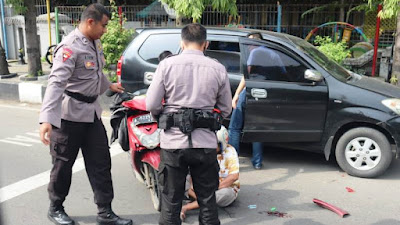 Aksi Cepat Tanggap Personel Satbrimob Polda Banten Tolong Korban Laka Lantas
