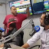SURTO: Homem invade estúdio e agride radialistas durante programa ao vivo; veja vídeo