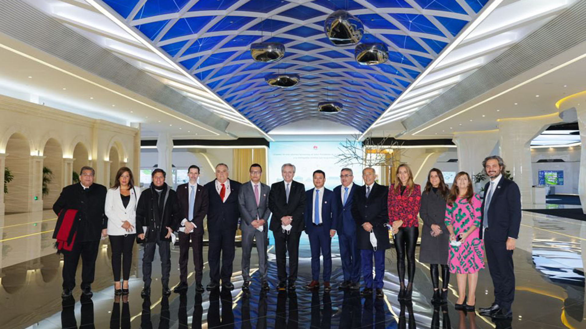 Alberto Fernández cerró su gira por China con una visita a la cuestionada Huawei