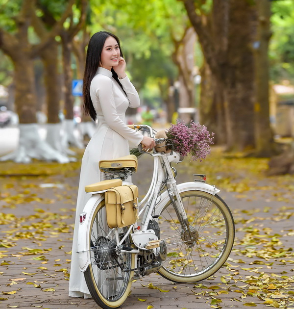 Thiếu nữ áo dài trắng xe đạp
