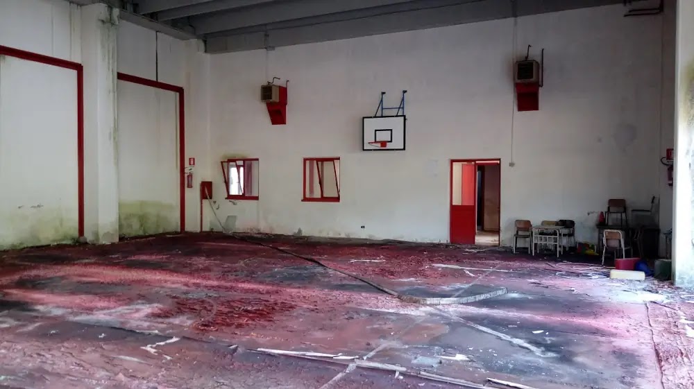 Palestra abbandonata nell’ex scuola Marino S. Rosa di Ponticelli