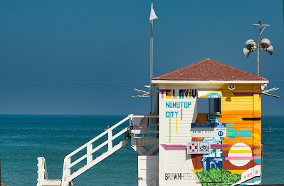 Tel Aviv lifeguard station with graffiti reading "Tel Aviv: Nonstop City" (Credit: Guy Tsror/Unsplash)