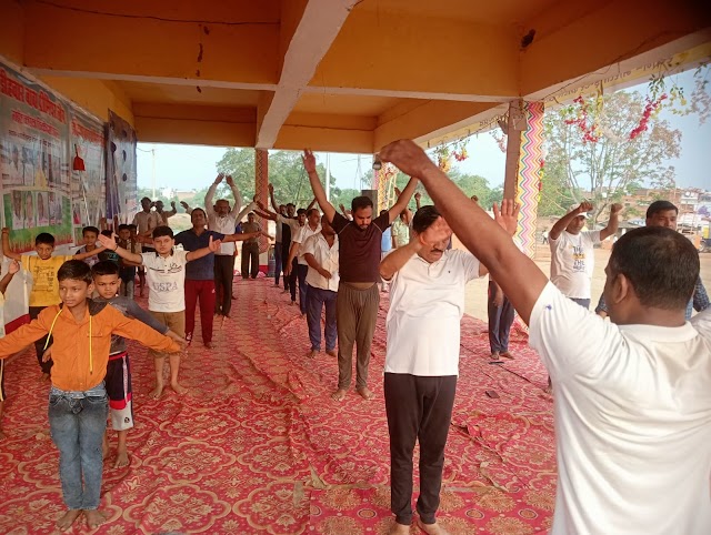 विश्व योग दिवस के अवसर पर भारतीय इंटरमीडिएट कालेज के मैदान पर योग दिवस का शिविर लगाया गया yog 