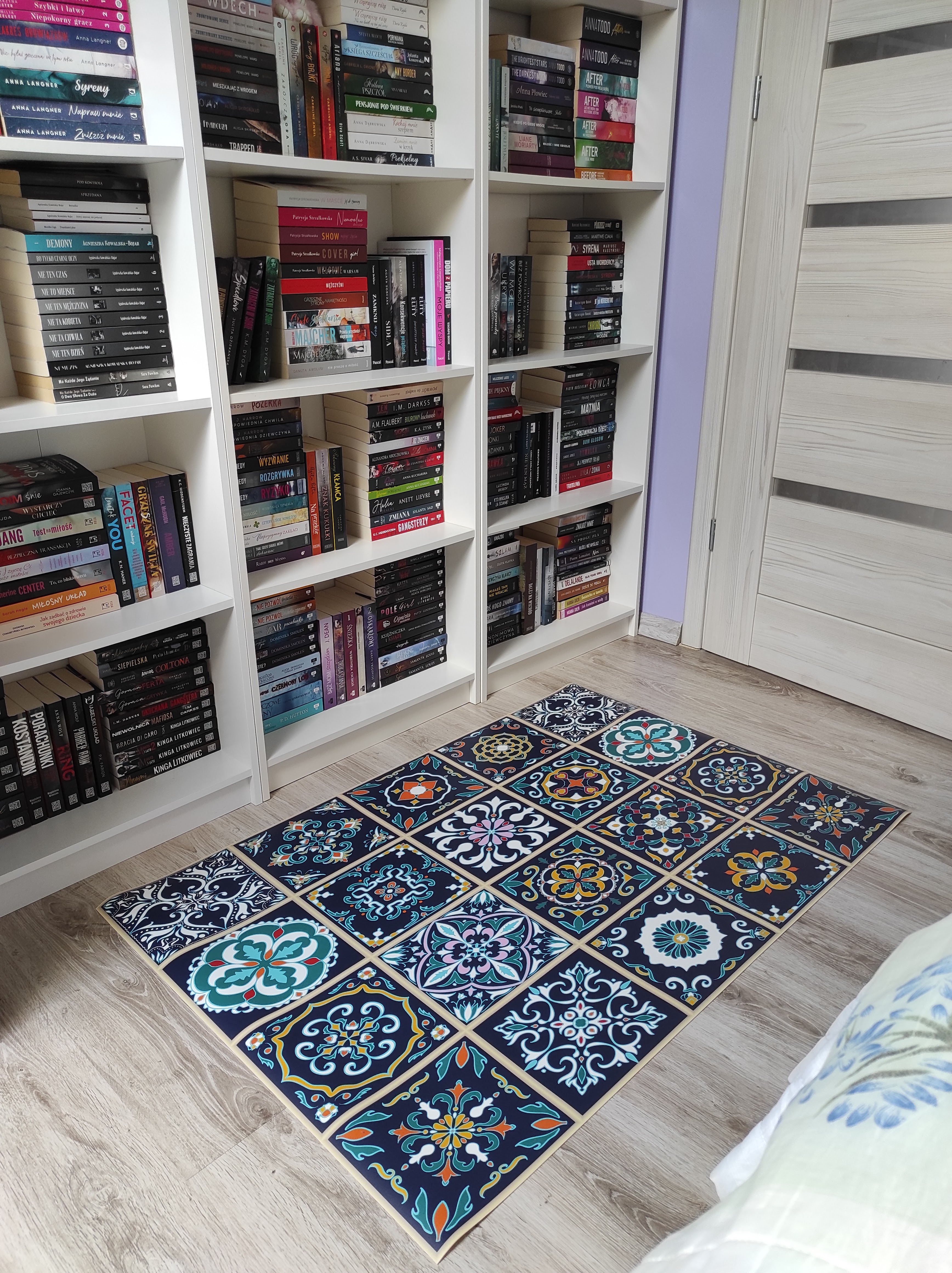 Winylowy dywan do sypialni i biblioteczki - prosty sposób, by odmienić swoje wnętrze.