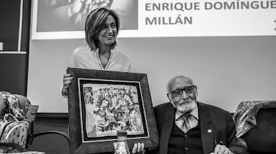 Enrique Domíngue Millán recibe el Premio glauka de manos de Pilar Jarque, Presidenta de las Amigas de la Lectura