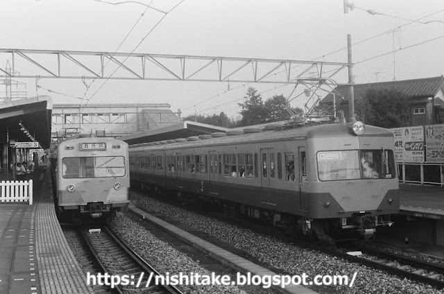 西武551系551Fを使用した西武球場前行臨時列車と101系。　西所沢　1982.9.1-4