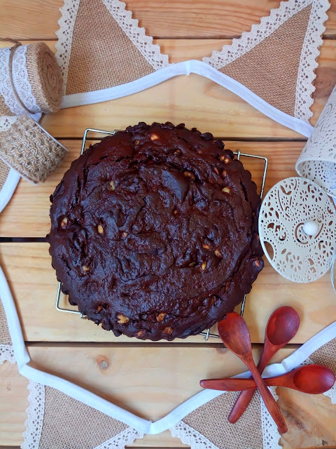 Galleta gigante de aceite de oliva y chocolate con nueces, almendras y avellanas Mega cookie, maxi, healthy, desayuno, merienda, postre. Con Horno. Cuca