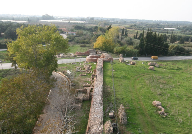 Άποψη της ΝΑ νεκρόπολης της Νικόπολης, αμέσως έξω από την πύλη και σε επαφή με το τείχος.