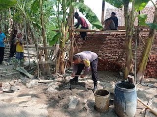 Peduli Warga, Bhabinkamtibmas Polsek Kasokandel Bantu Warga Bangun Rumah Rutilahu