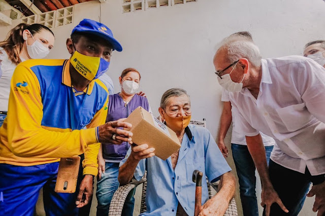 Na abertura do programa ‘Remédio em Casa’, Cícero Lucena acompanha entrega de medicamentos