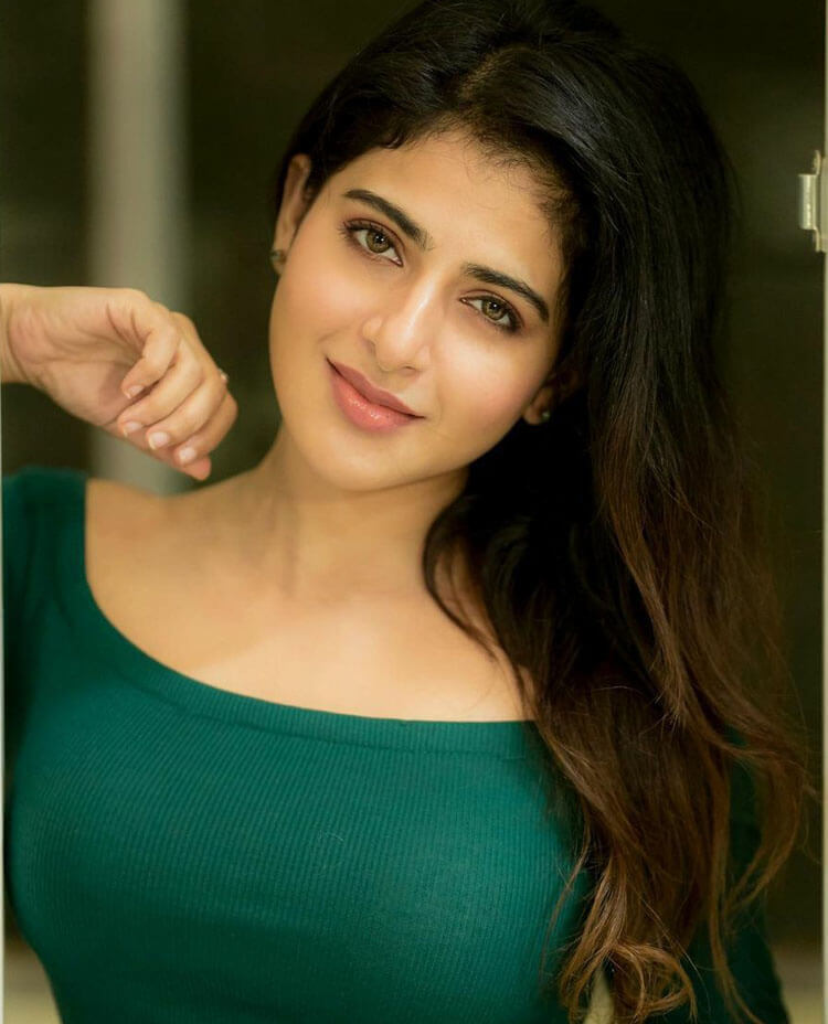 Actress Iswarya Menon Latest Hot Photos & Videos