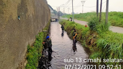 Satgas Citarum Sektor 21-13 Bersihkan Aliran Sungai di Wilayah Cibeureum