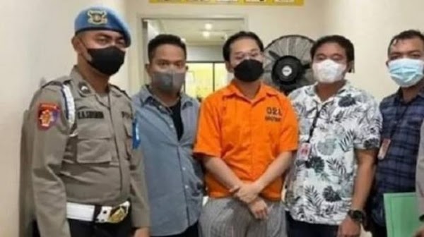 Viral Potret Lesu Crazy Rich Medan Indra Kenz Pakai Baju Tahanan, Polisi Bilang Begini