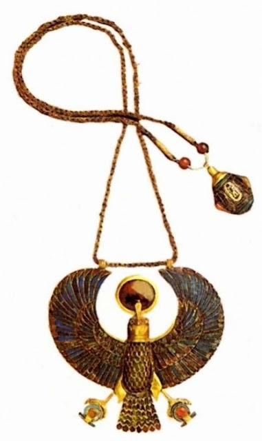 Ожерелье с изображением божественной птицы - сокола