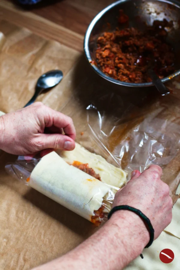Rezept für Windrad-Lasagne,(Rotolo di Pasta, Pinwheel-Lasagna, deconstructed Lasagna, Lasagnestrudel) ein ganz besonderes Nudelgericht aus dem Ofen. Diese Lasagne mit Art eines Ragù Bolognese, Panchetta, Salsicce und Bechamel begeistert mit sensationellem Geschmack! #lasagne #deconstructedlasagne #donangie #pasta #nudeln #nudelgerichte #rezept #italienischkochen #amerikanischeküche #bolognese #ragubolognese #spaghetti #pancetta #originalrezept #anrichten #backofen #alforno #hackfleischsauce