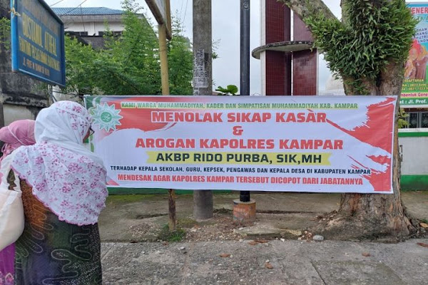 laborblog.my.id - Pihak pengurus Muhammadiyah, Kampar, Riau dan tokoh masyarakat menyayangkan sikap Kapolres Kampar AKBP Rido Purba saat sosialiasi vaksin. Pasalnya, sikap Kapolres tersebut dinilai arogan.