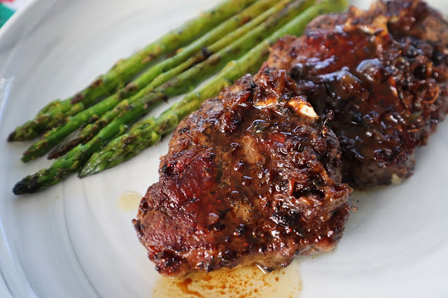 Chuletas de cordero en salsa y espárragos