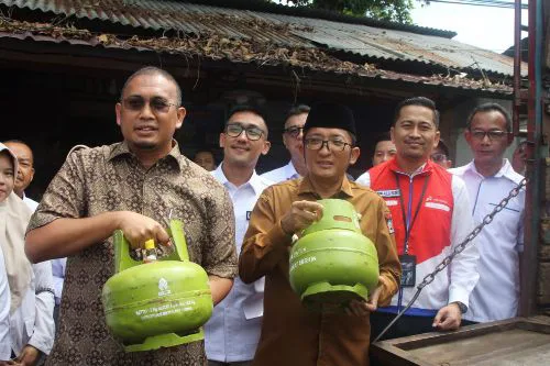 Teks Foto - Anggota DPR RI asal Sumbar Andre Rosiade Bersama Wali Kota Padang Hendri Septa, SAM Sumbar Pertamina Patraniaga Narotama dan Wakil Sekretaris DPD Gerindra Sumbar Rachmad Wijaya saat memantau operasi pasar gas LPG 3 Kg di Pangkalan Pitameh, Lubuk Begalung, Padang.