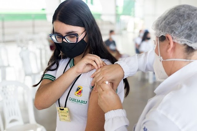 VACINAÇÃO CONTRA A COVID-19 É RETOMADA NAS ESCOLAS DE CARUARU COM A VOLTA ÀS AULAS NA SEGUNDA (7)