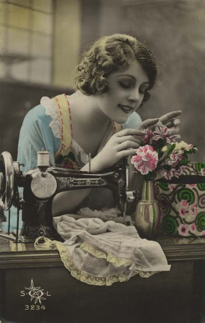 Cartes postales anciennes, travaux de couture