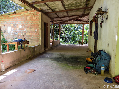 Campement sur une terrasse abritée abandonnée