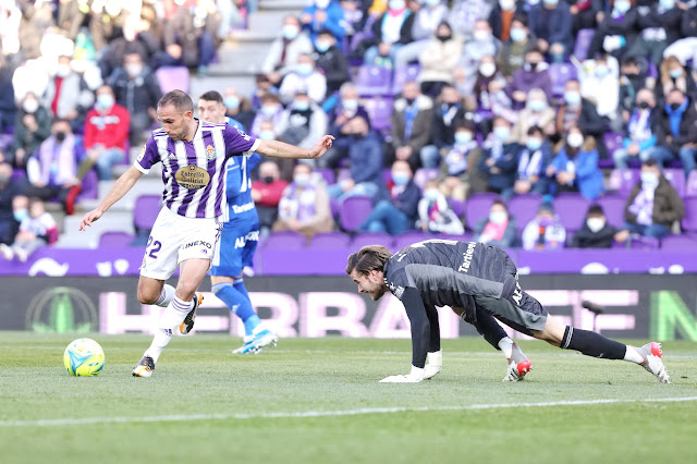 Nacho marca a puerta vacía tras aprovechar el balón que se le ha escapado a Femenías. REAL VALLADOLID C. F. 2 REAL OVIEDO 1 Domingo 12/12/2021, 16:00 horas. Campeonato de Liga de 2ª División, jornada 20. Valladolid, estadio José Zorrilla