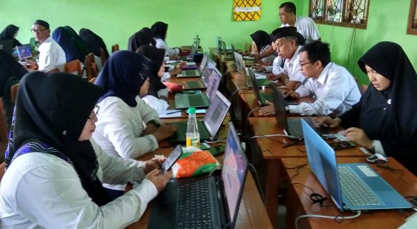Sebanyak 31 Guru SMPN 2 Kraton mengikuti AKM di Laboratorium Sekolah pada hari rabu, (04/03/2020)