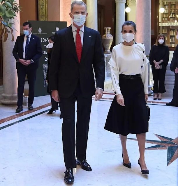 Queen Letizia wore an ecru fontana blouse from Maksu. Burberry black leather beld. Nina Ricci shoulder bag. Magrit pumps