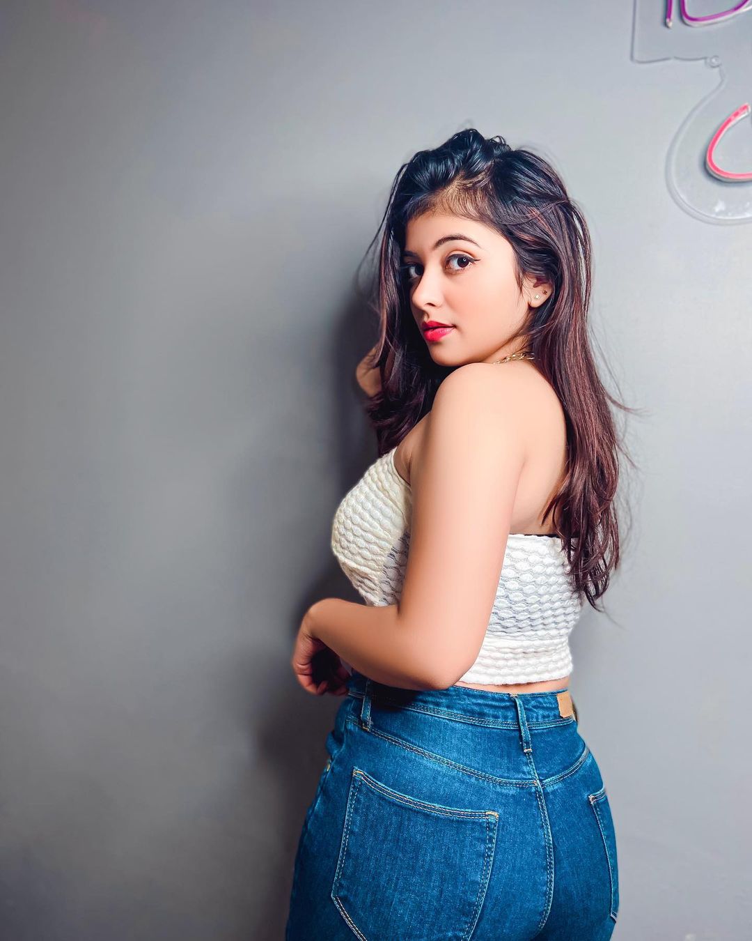 Riya Pandey hot and sexy looks