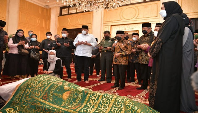 Begini Doa Wakil Presiden Ma’ruf Amin saat Melayat Mendiang Ibu Chairul Tanjung