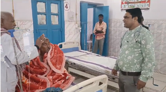 बिहार में एक मरीज के बेहतर ईलाज के लिए तांत्रिक पहुँचा सरकारी अस्पताल, डॉक्टर ने लगाया फटकार // LIVE NEWS24