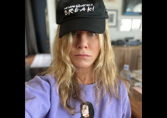Jennifer Aniston without makeup and Friends sweatshirt is your inspirational look from your most comfortable summer (Photo)