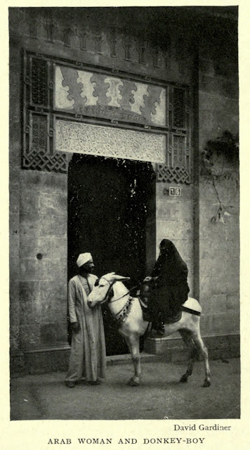 امرأة عربية وصبي حَمَّار