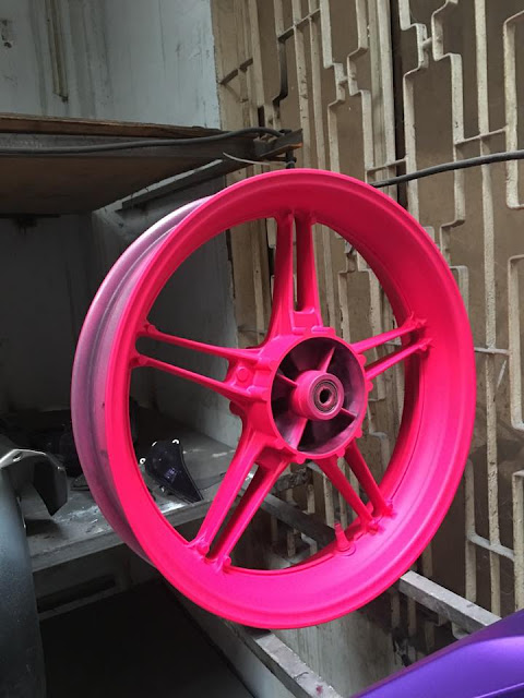 Sơn mâm xe máy màu hồng dạ quang cực đẹp cho Winner