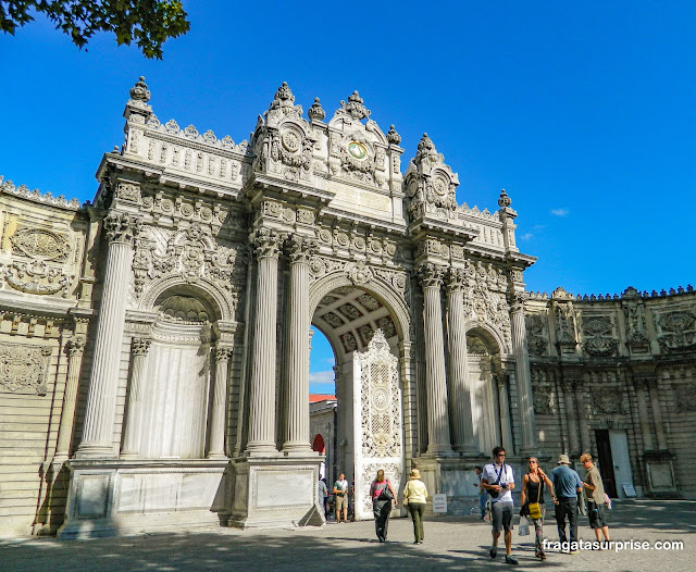 portal de acesso ao Palácio de Dolmabahçe, em Istambul